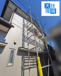 福井県福井市で実施したコウモリ侵入経路封鎖工事の様子|足場を設置して高所作業を実施