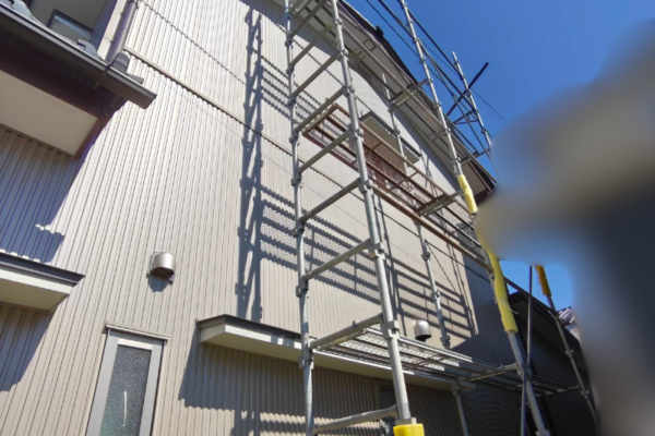 福井県福井市で実施したコウモリ侵入経路封鎖工事の様子｜足場を設置して高所作業を実施