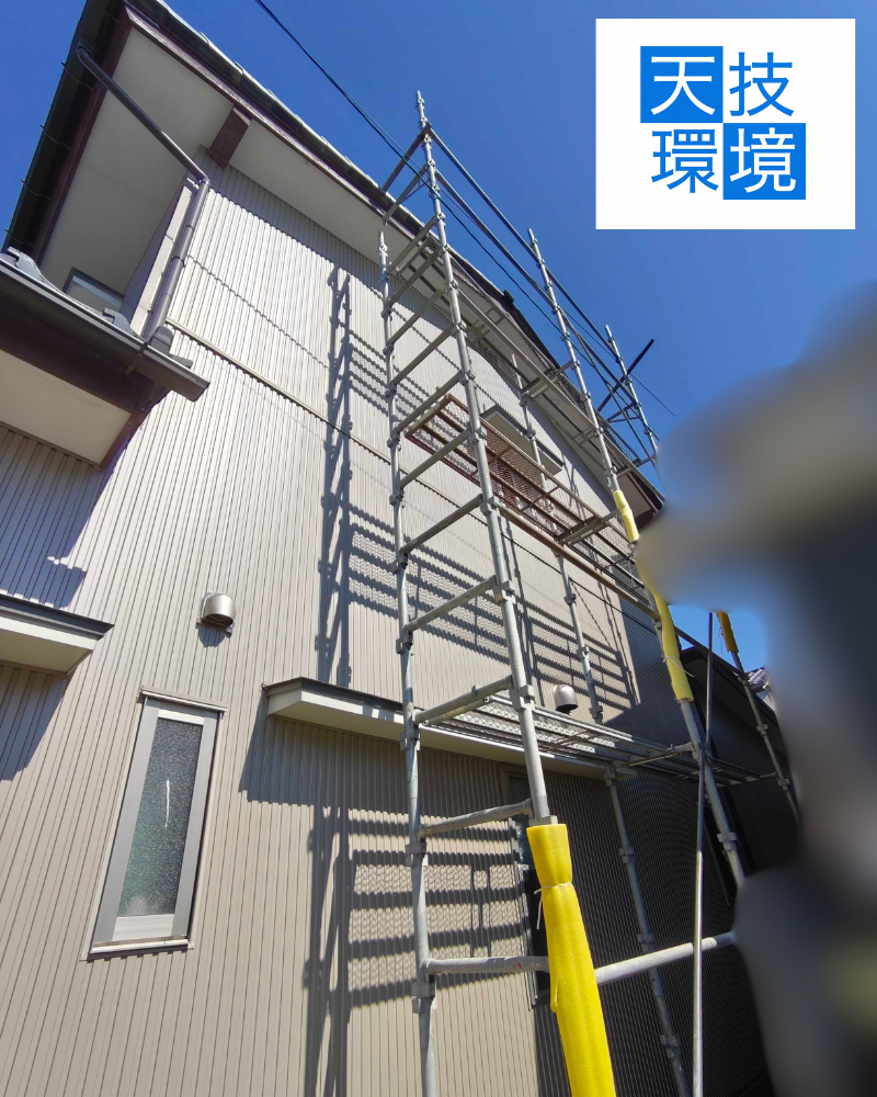 福井県福井市で実施したコウモリ侵入経路封鎖工事の様子｜足場を設置して高所作業を実施